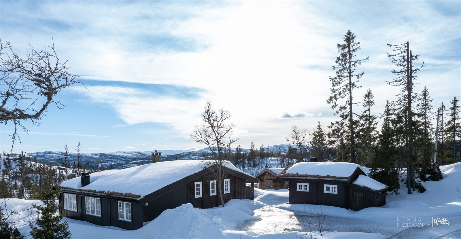 Storslagen panoramautsikt mot sør-vest som må oppleves - utsikten strekker seg over både dalen og høyfjellet Galleribilde