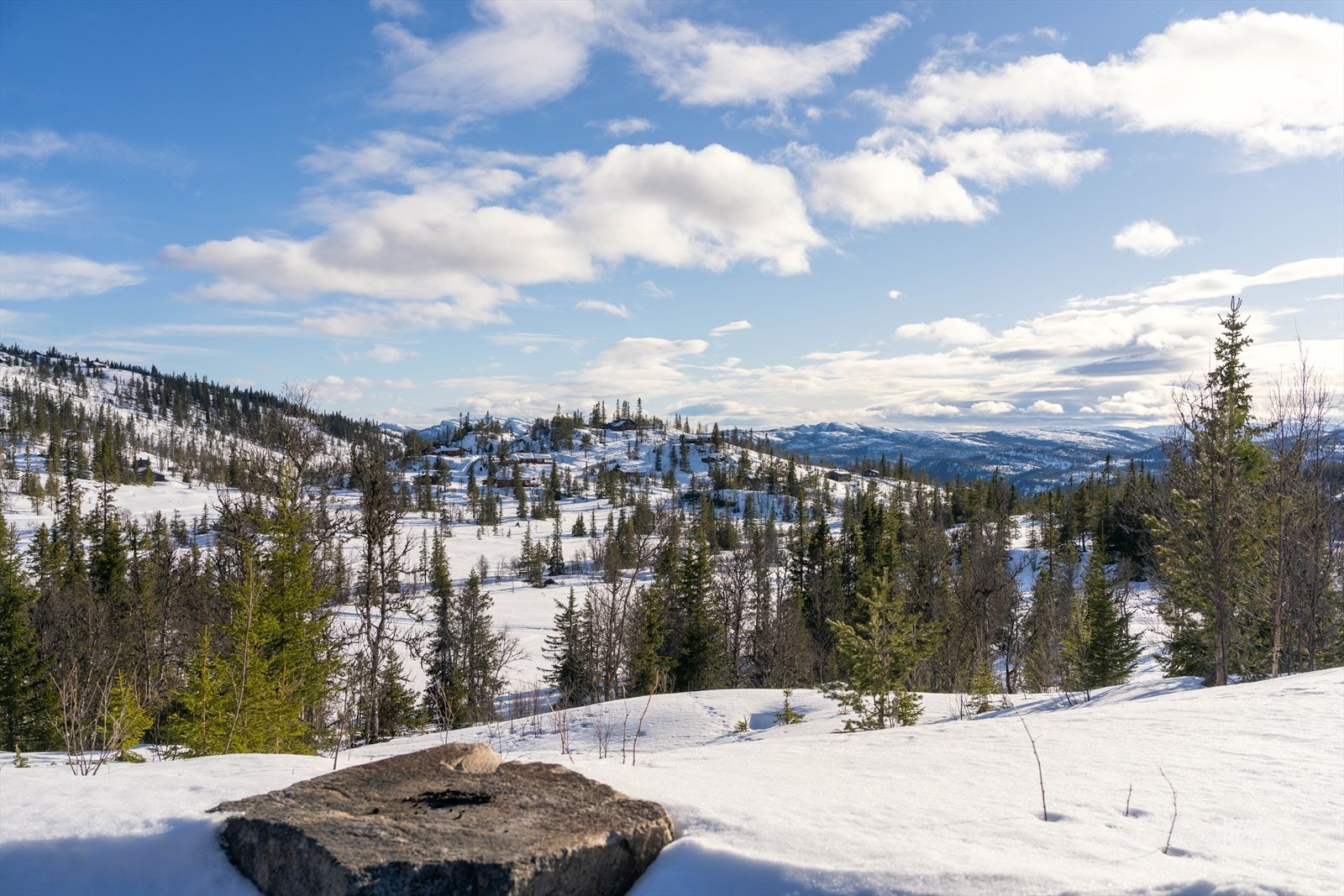 Hvis du er en natur- og friluftsentusiast, befinner du deg i et paradis for tur- og naturopplevelser i et spektakulært fjellandskap, både om sommeren og vinteren. Galleribilde