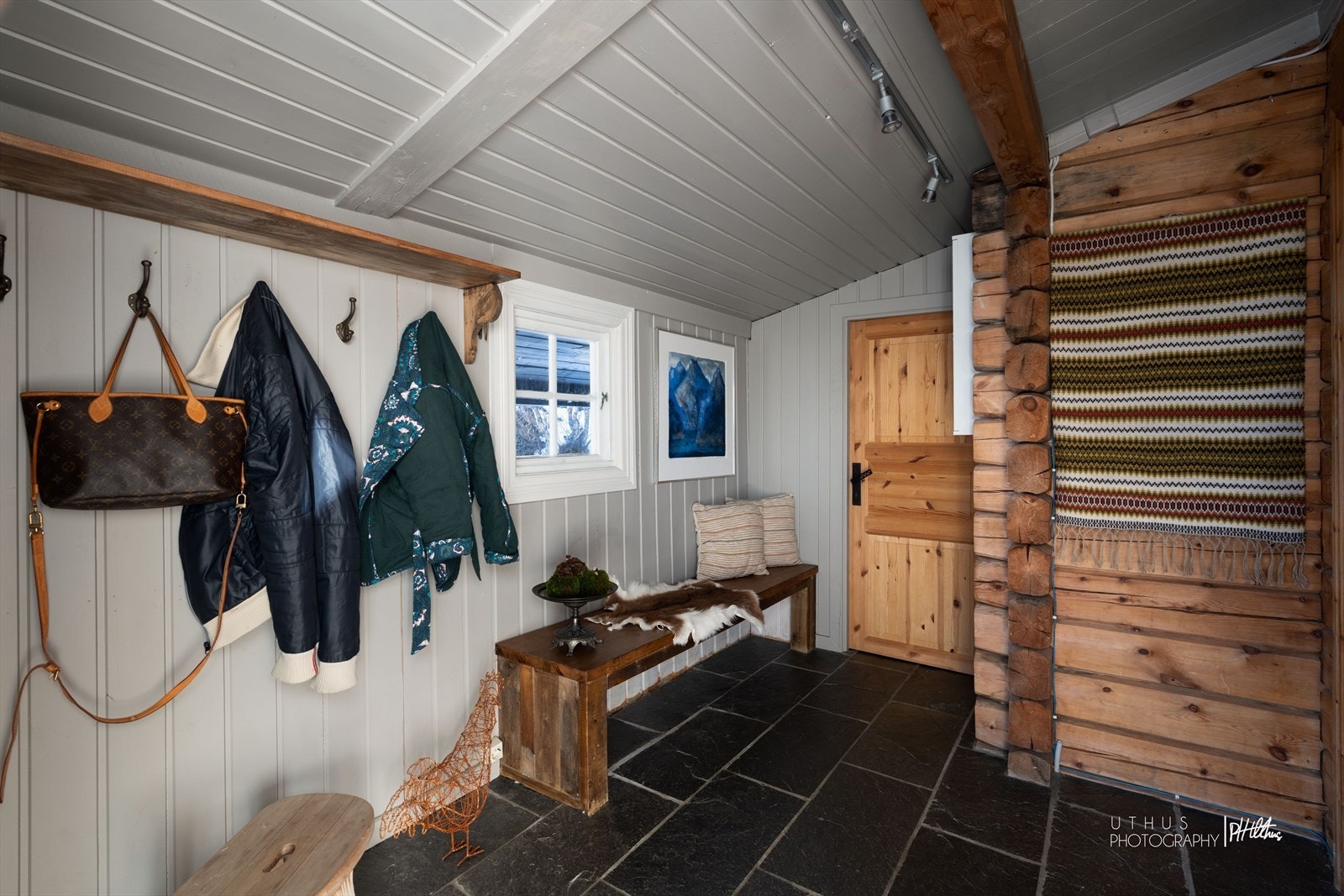 Inngangspartiet med god plass til sko, yttertøy og lagring Galleribilde