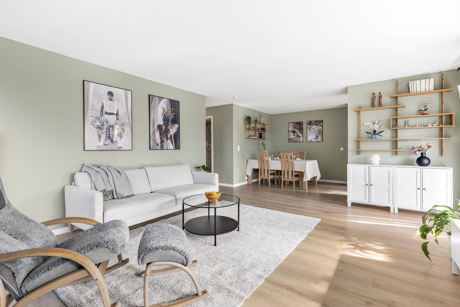 Stuen er av god størrelse og er et naturlig samlingspunkt. Galleribilde