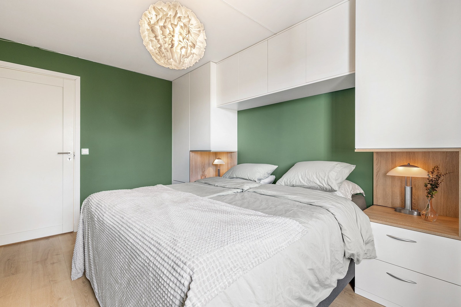 Hovedsoverommet har en plassbygget sengeløsning med rikelig skapplass. Galleribilde