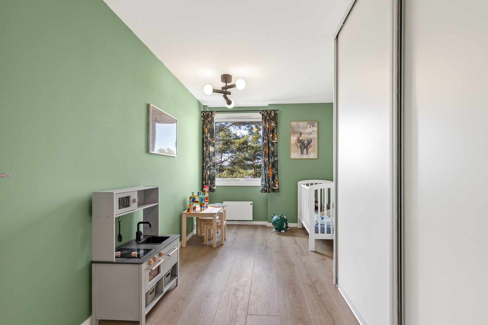 Det andre soverommet er også av god størrelse, med god plass til seng, garderobeskap og annet møblement. Galleribilde