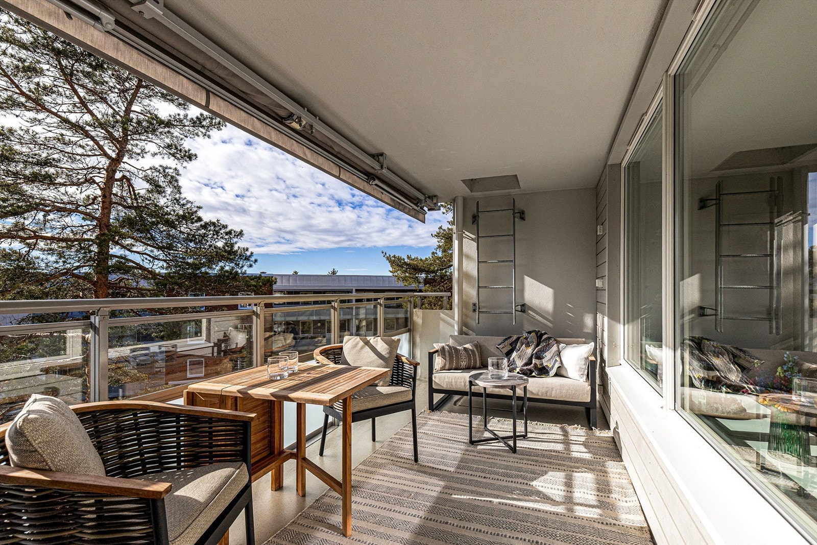 Boligen har en romslig balkong av god størrelse som er en fin forlengelse av stuen på årets varmere dager. Galleribilde