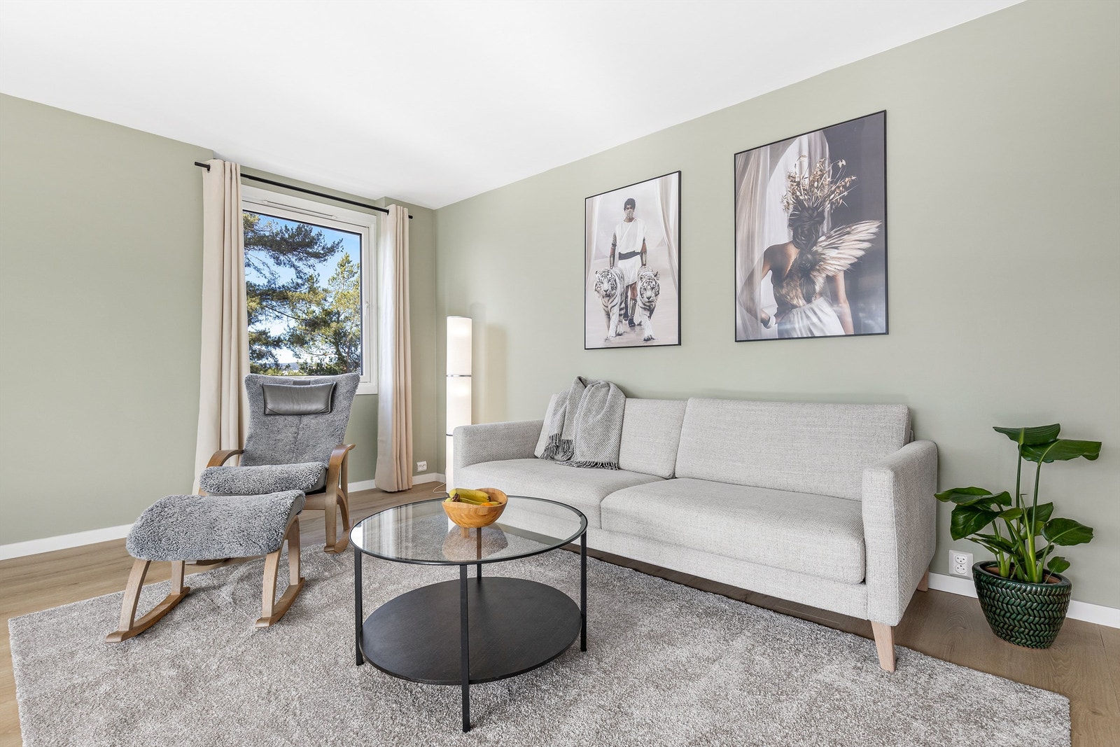 Det er god plass til å møblere med sofagruppe, salongbord og TV-seksjon. TV- og internettpakke er inkludert i felleskostnadene. Galleribilde