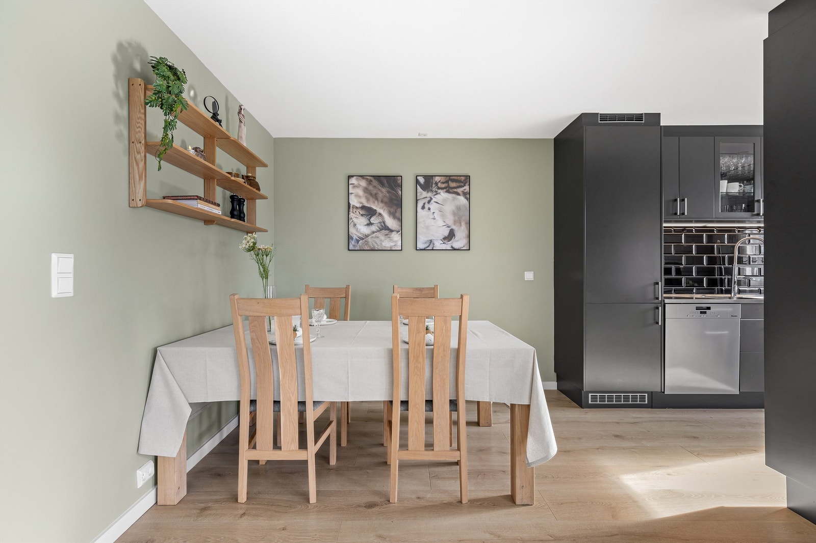 I tilknytning til kjøkkenet er det en naturlig plass for en romslig spisegruppe. Galleribilde