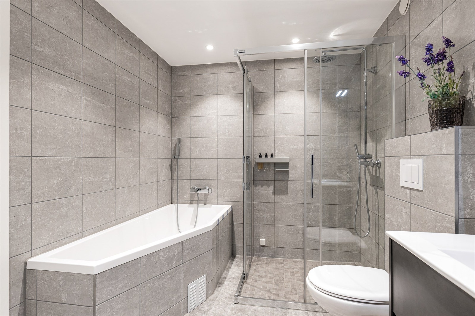 Hovedbadet ble oppgradert av Mellem og Martinsen AS og har både badekar og separat dusjhjørne. Galleribilde