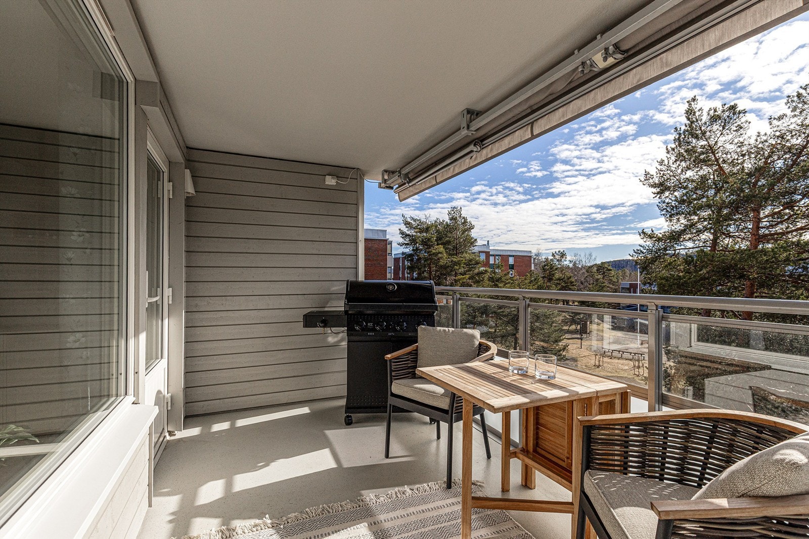 Balkongen er en fin forlengelse på årets varmere dager, og har plass til ønsket utemøblement. Galleribilde