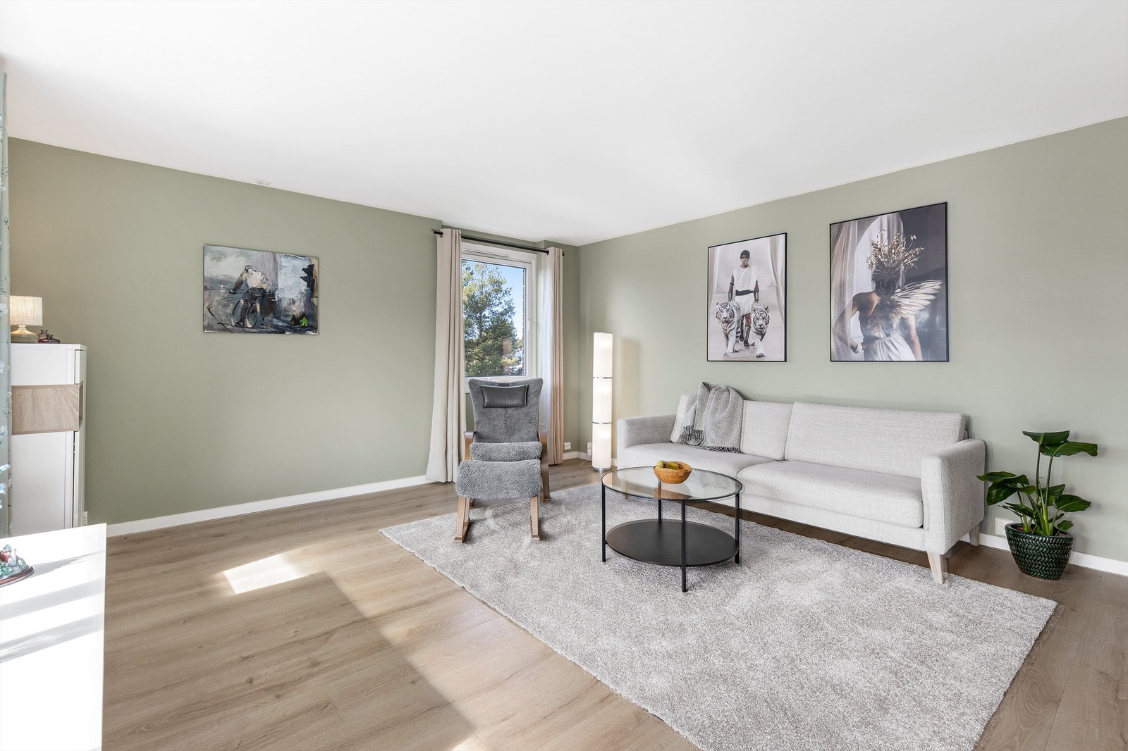 Gjennomgående parkettgulv og en enhetlig fargepalett skaper en helhetlig og rolig atmosfære. Galleribilde