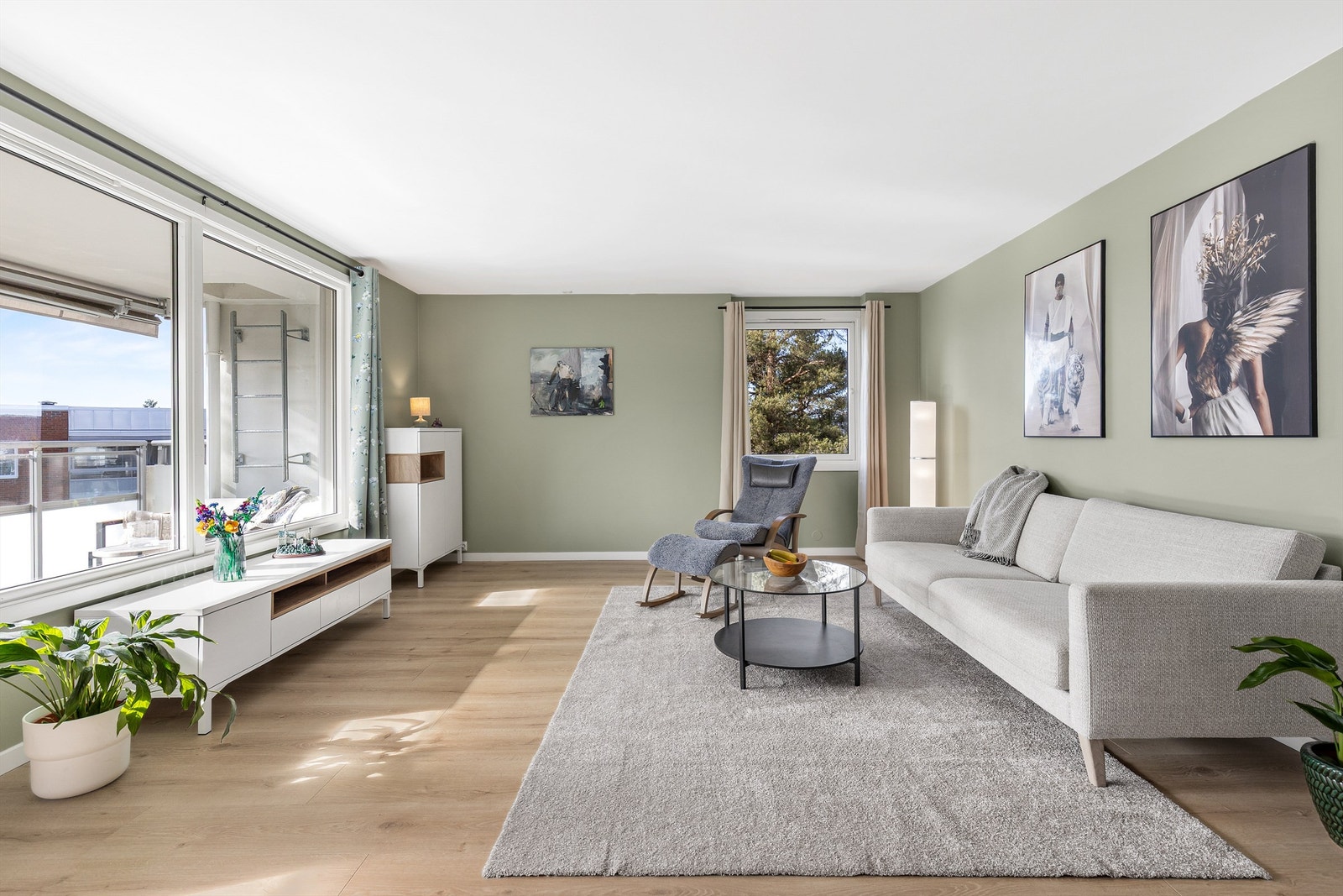 En luftig og åpen 3-roms med gjennomgående høy standard, og god planløsning som gir store rom. Galleribilde