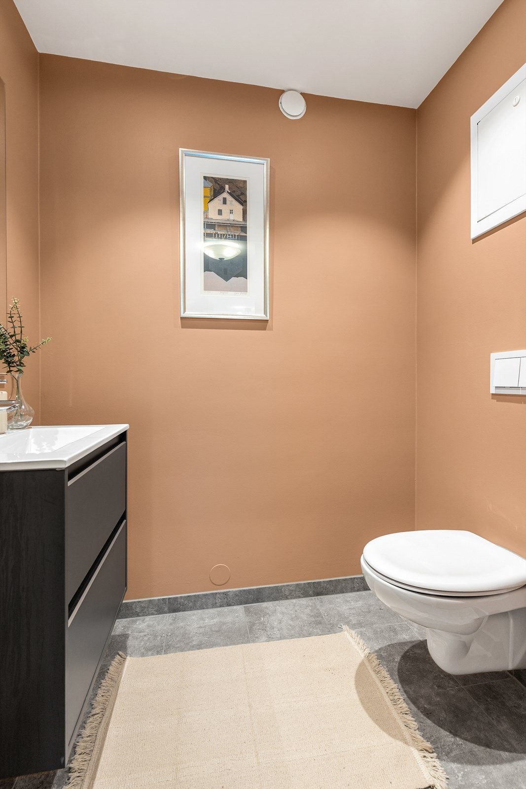 Praktisk, separat gjestetoalett med servant og vegghengt toalett. Også her er det varme i gulvet. Galleribilde