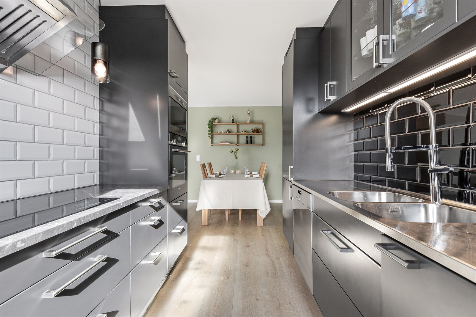 Kjøkkeninnredning fra Sigdal med rikelig skap- og benkeplass. Her er det godt med arbeidsflate for matlaging. Galleribilde