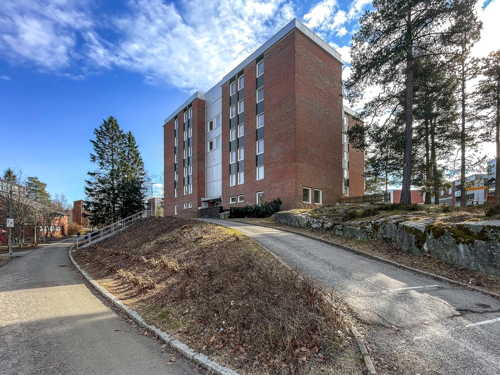 Eiendommen ligger i et veletablert og barnevennlig område. Galleribilde