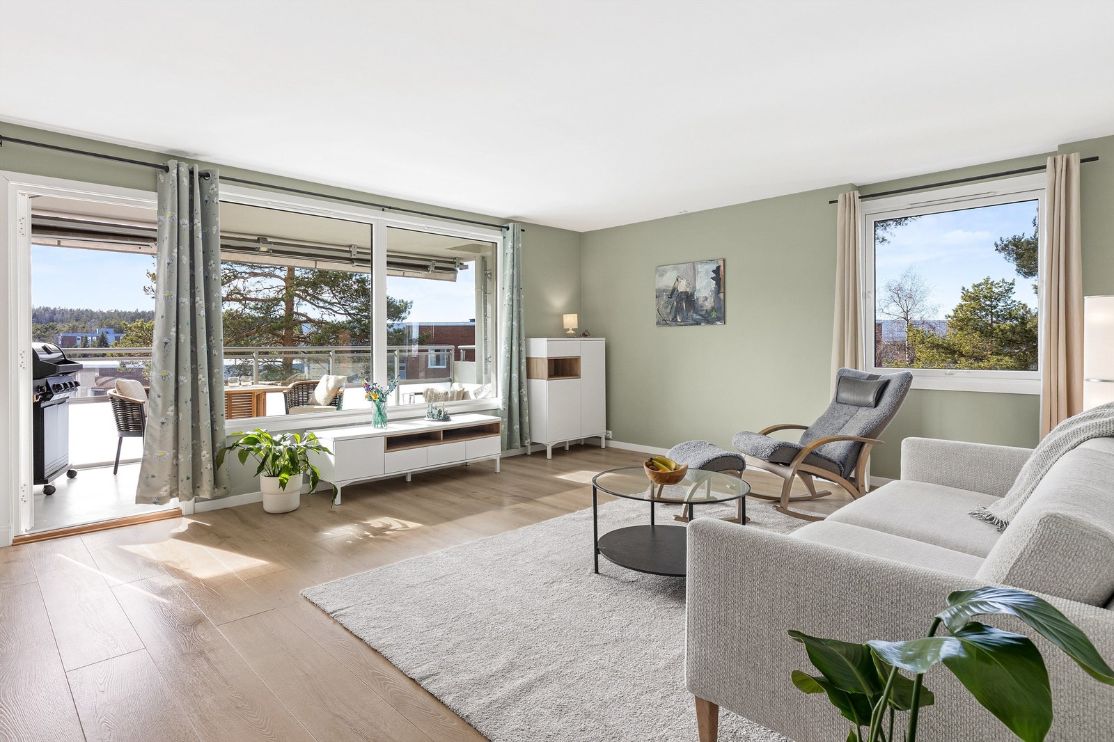 Fra stuen er det utgang til en romslig balkong. Galleribilde