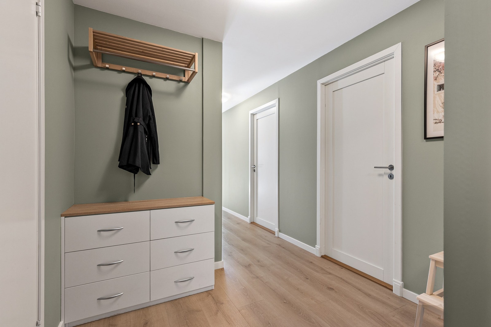 Velkommen inn! Romslig entré med plass til oppbevaring av yttertøy og sko. Herfra er det adkomst til alle rom i leiligheten. Galleribilde