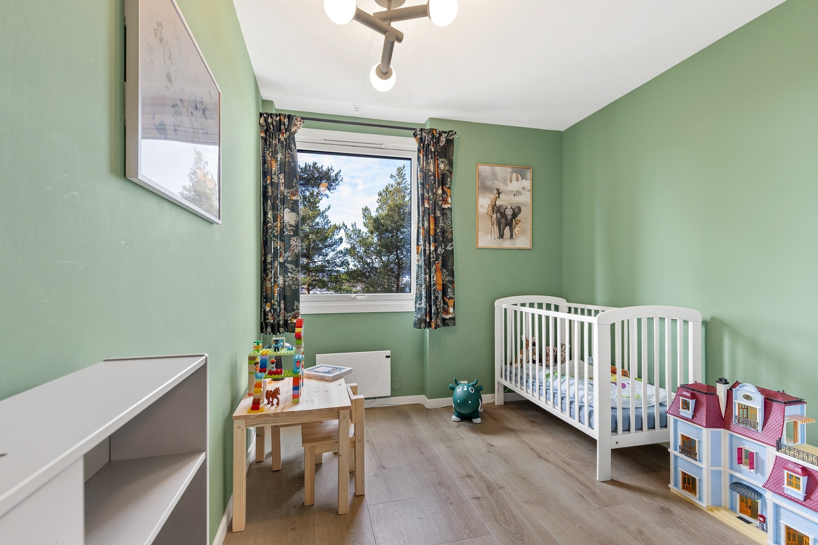 Et fleksibelt rom som enkelt kan innredes som barnerom, gjesterom eller hjemmekontor etter behov. Galleribilde