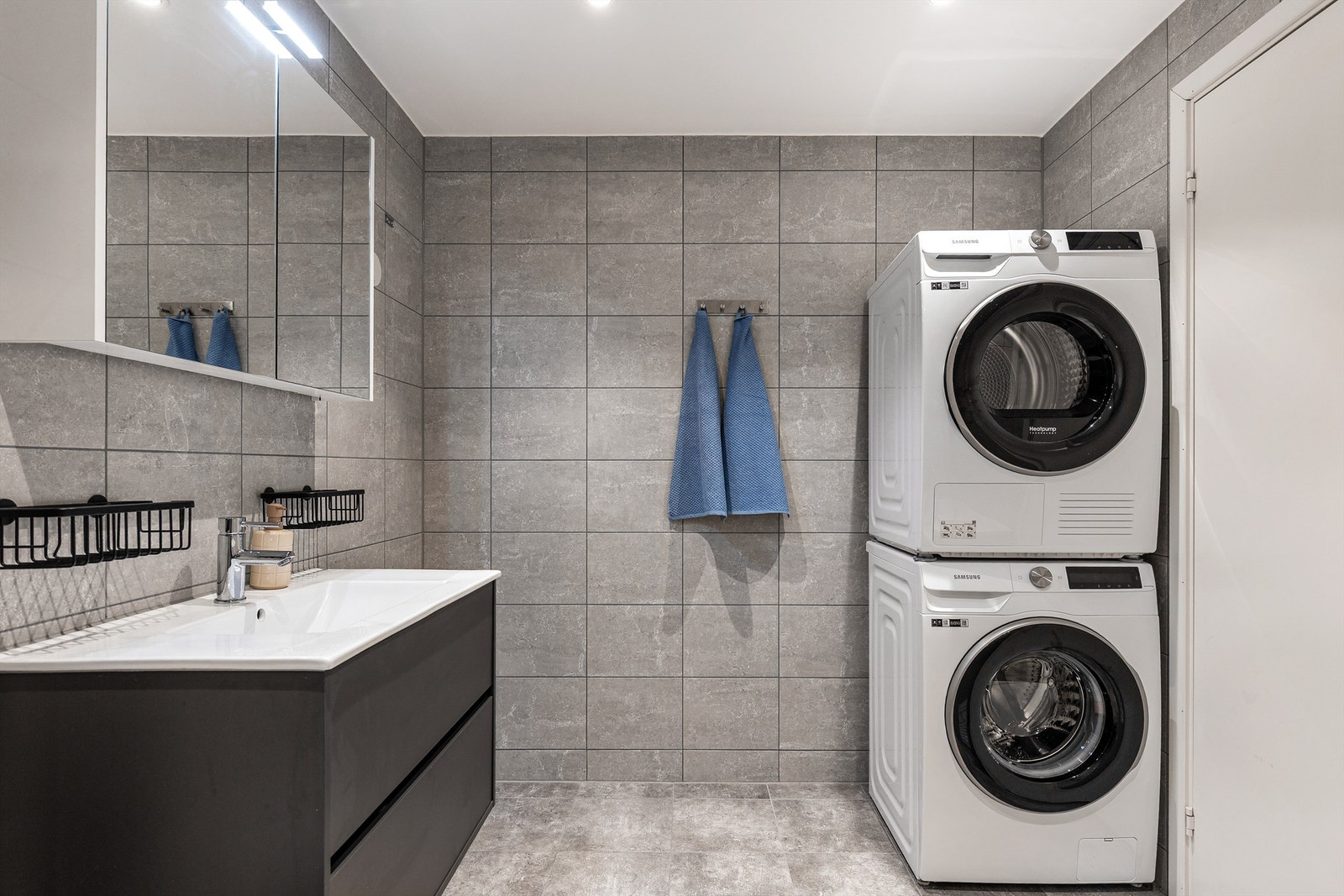 Det er både plass og opplegg for vaskemaskin og tørketrommel. Galleribilde