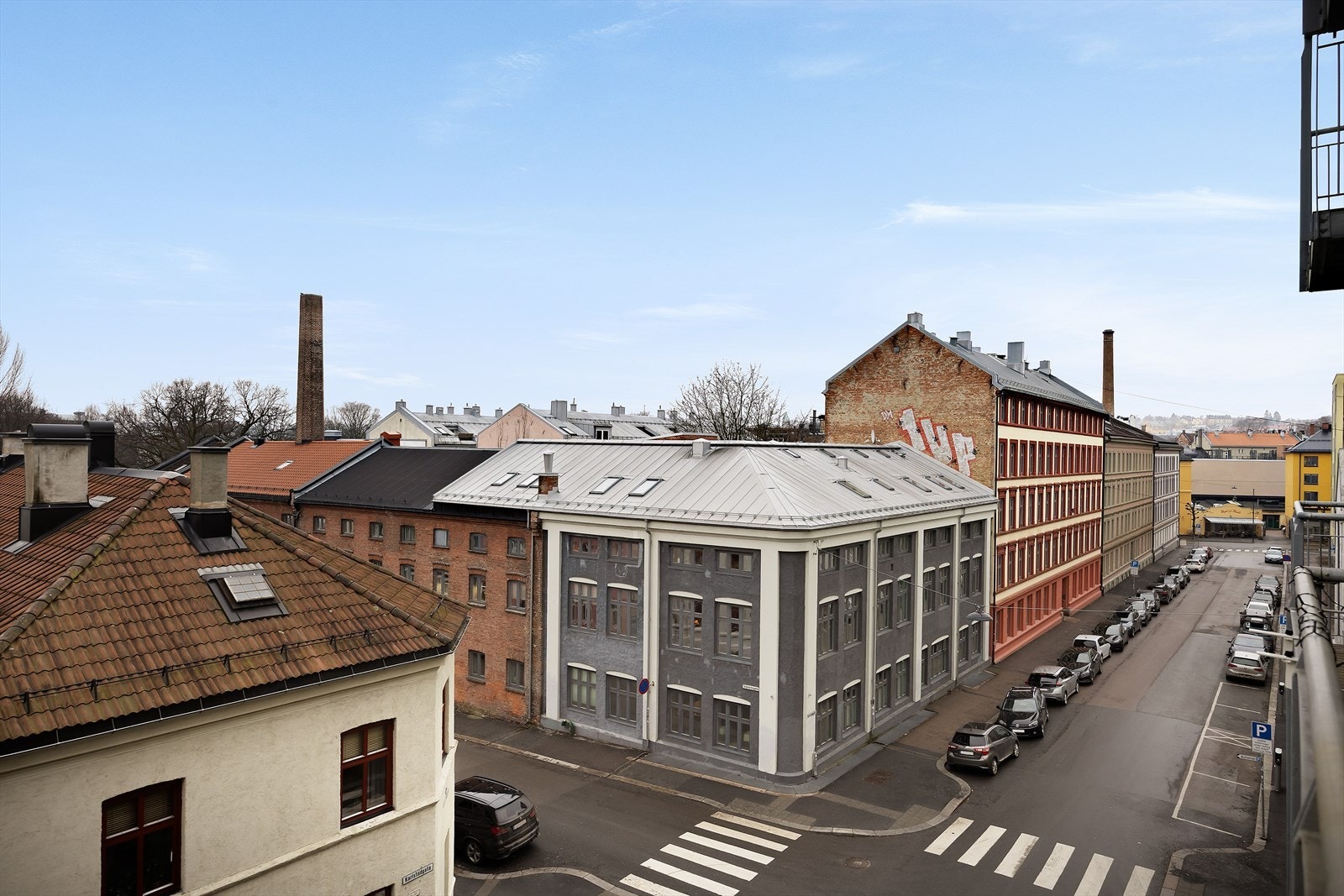 Området byr på et variert bymiljø med butikker, serveringssteder og daglige servicetilbud i nærheten Galleribilde