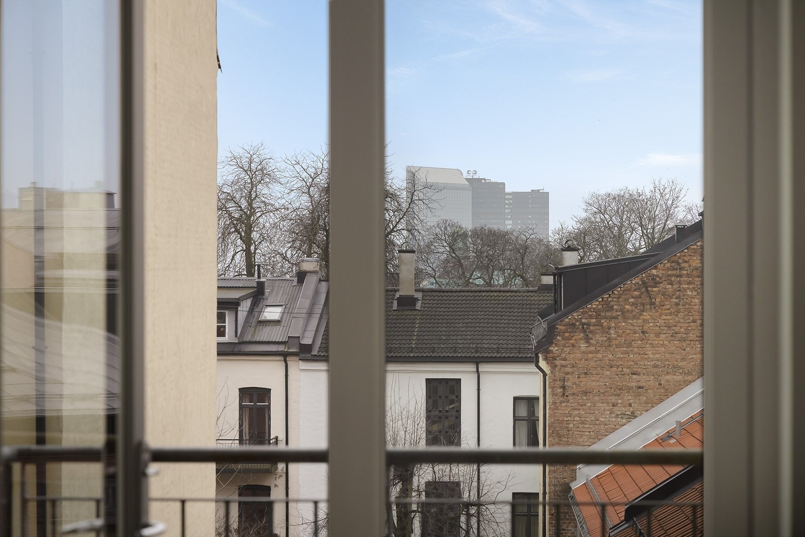 Fra vinduet får man et fint overblikk over taklandskap og nærliggende gårdsrom Galleribilde