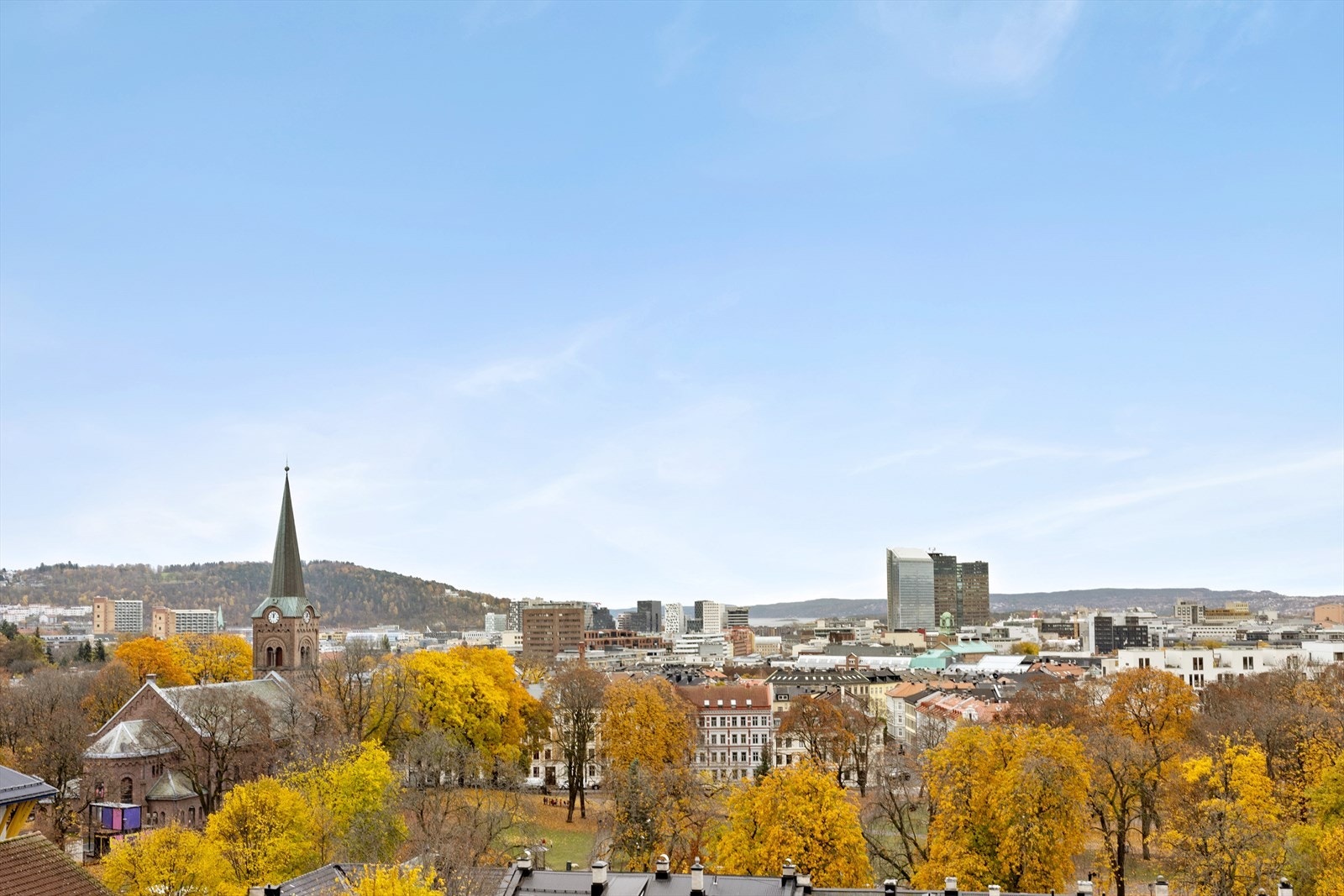 Åpent utsyn over takene - høyt og luftig Galleribilde