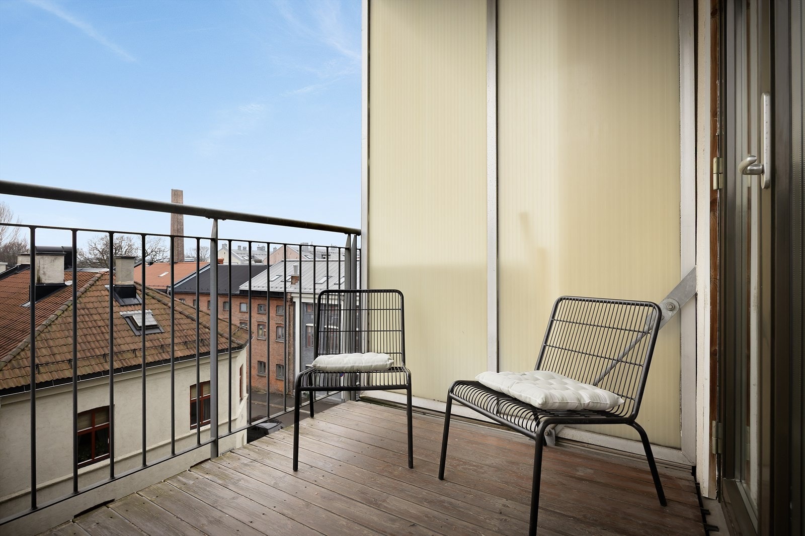 Selger opplyser om sol på balkongen fra ca. kl. 10 til 20 sommerstid Galleribilde