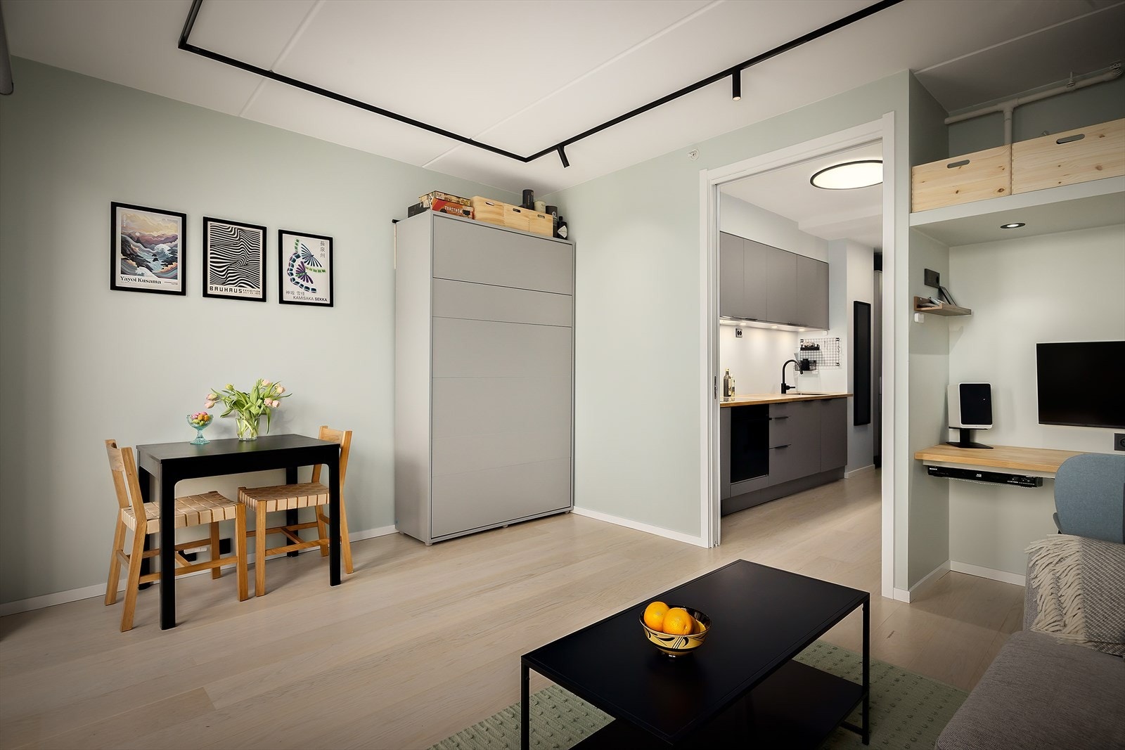 Det er naturlig plass til spisebord mellom kjøkken og oppholdsrom Galleribilde