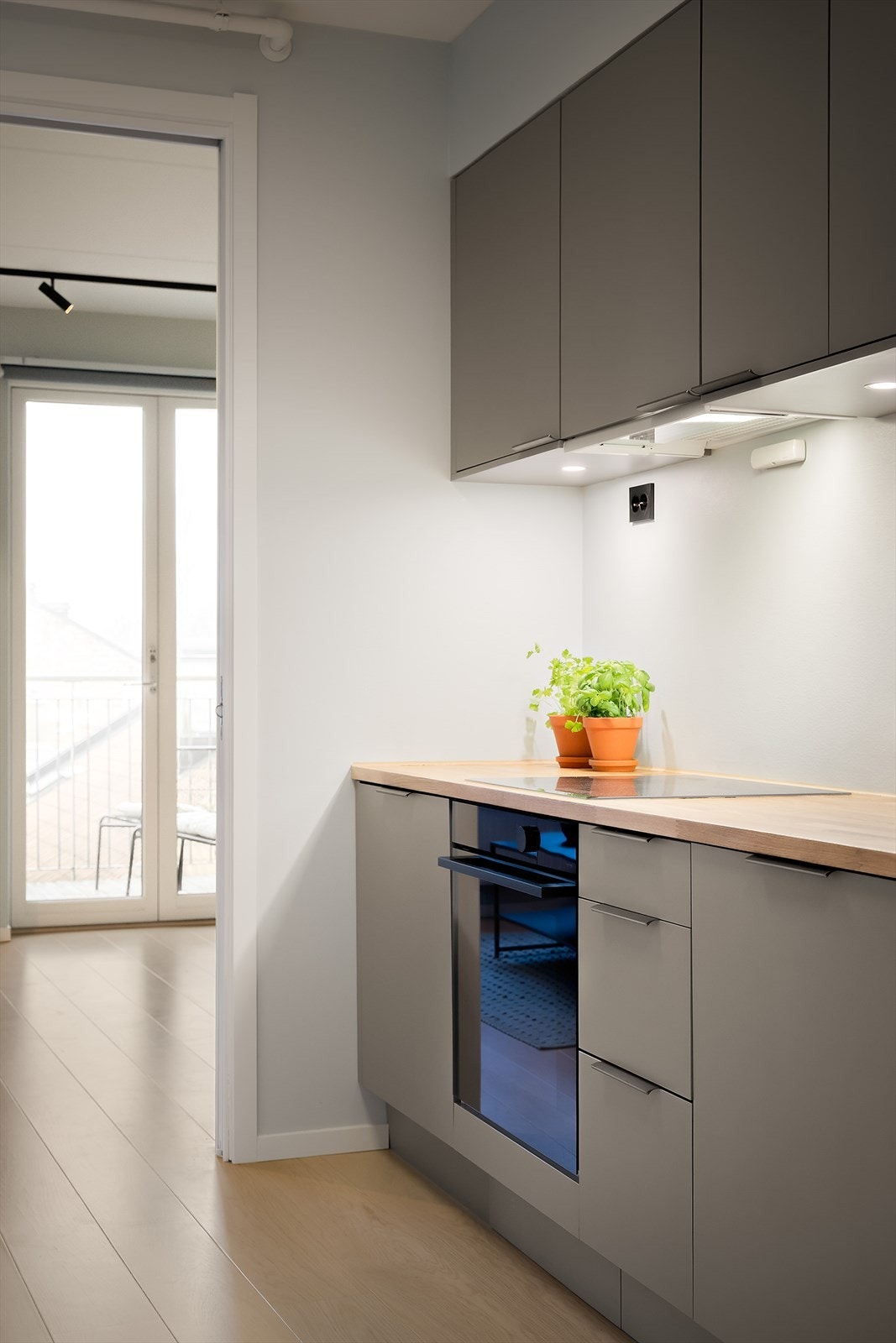 Integrerte hvitevarer omfatter blant annet kjøleskuff, fryser, oppvaskmaskin, induksjonstopp og stekeovn Galleribilde