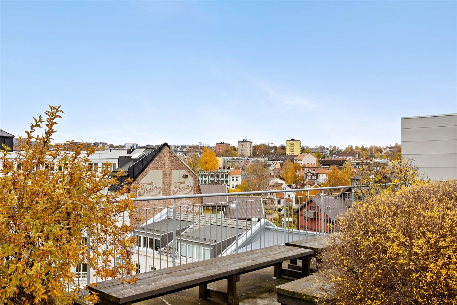 Romslig takterasse med flere sittesoner Galleribilde