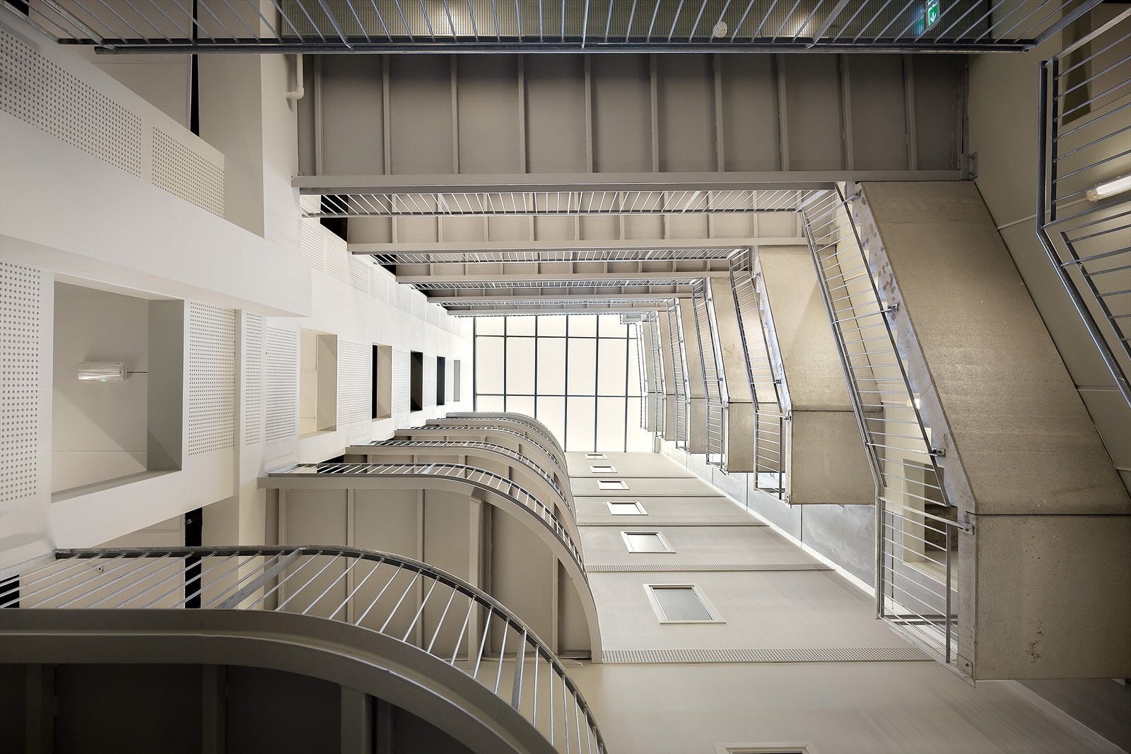 Byggets fellesarealer fremstår luftige og moderne med intern trappeadkomst Galleribilde