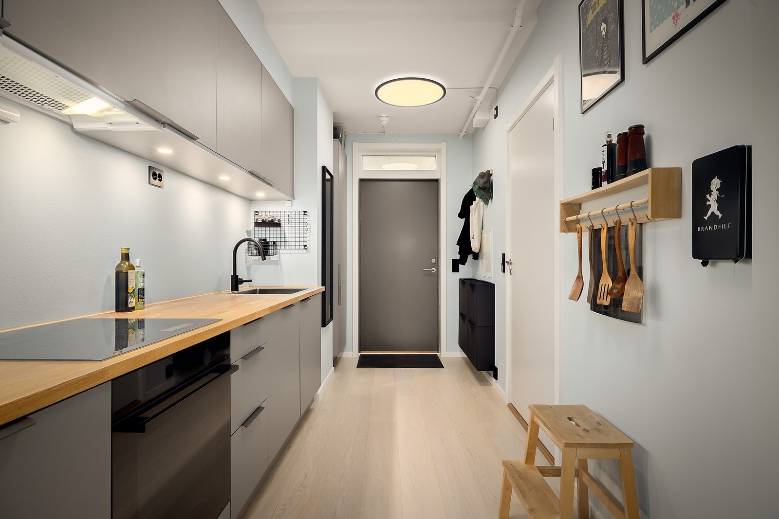 Kjøkkenet er fra 2023 og har HTH-innredning med glatte fronter Galleribilde