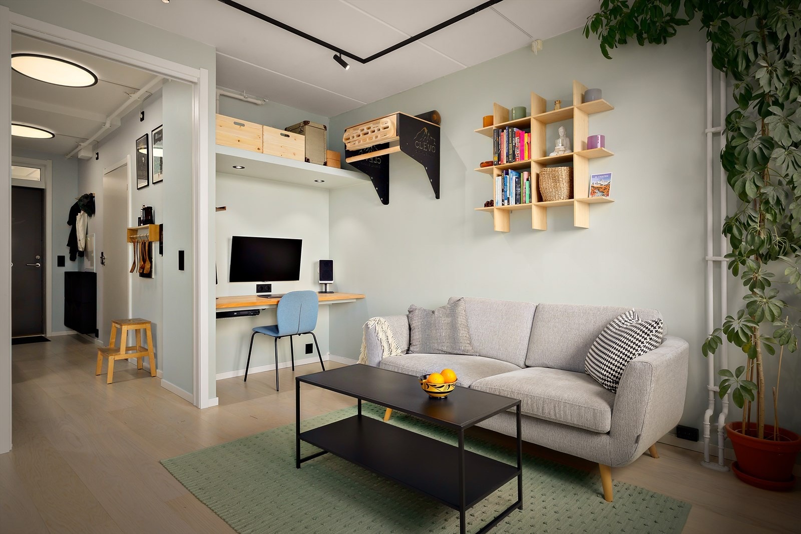 Leiligheten har en åpen og arealeffektiv planløsning mellom oppholdsrom og kjøkken Galleribilde