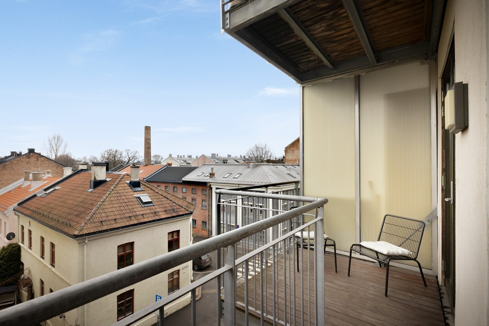 Velkommen til Teglverksgata 7A! Balkongen er et hyggelig uterom med plass til møblering. Foto: Junaid Hanif Galleribilde