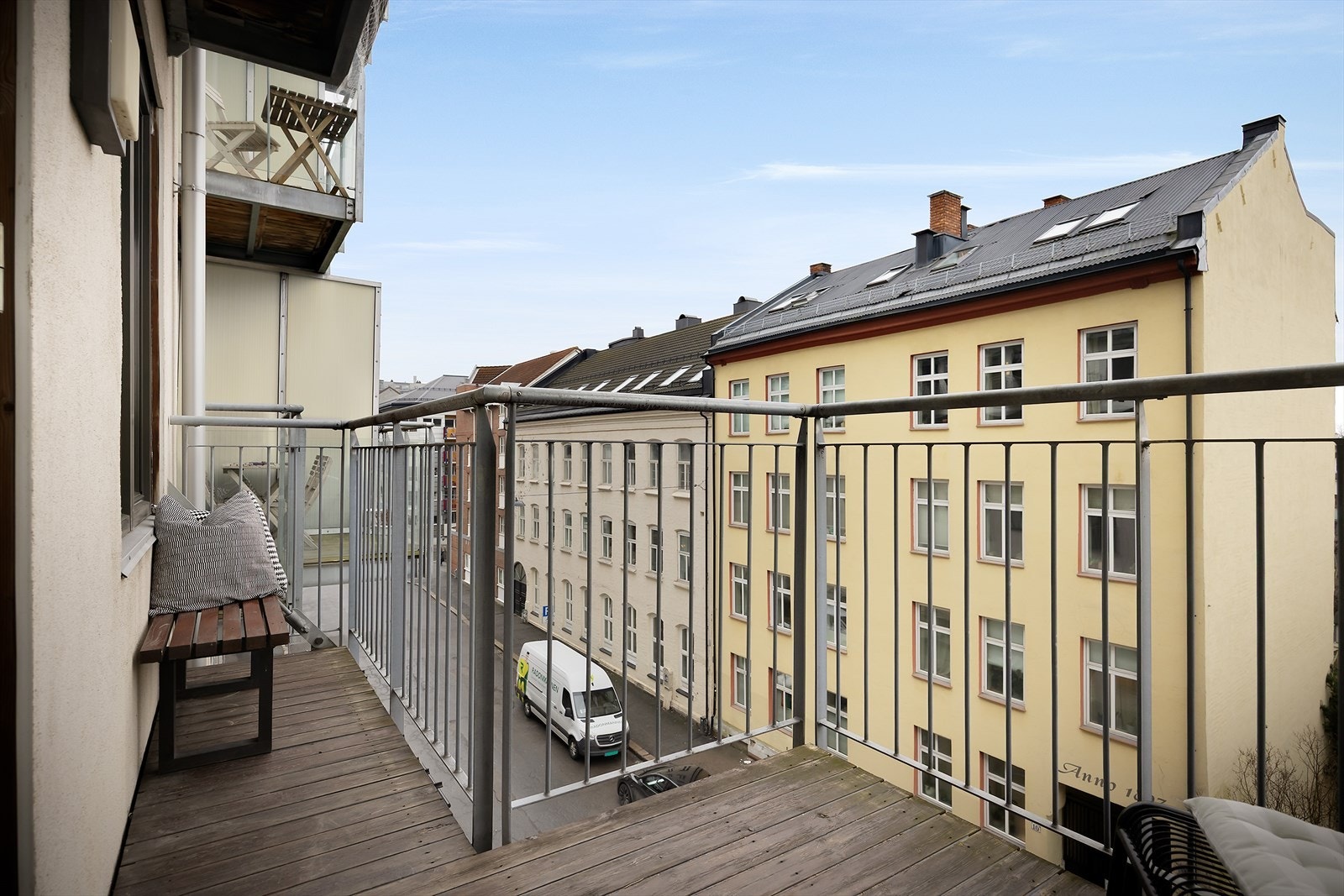 Fra balkongen er det utsyn mot omkringliggende kvartalsbebyggelse og bymiljø Galleribilde