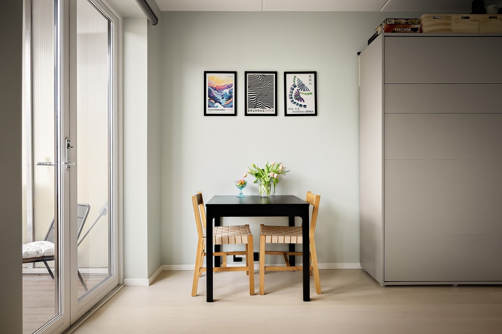 Spiseplassen ligger fint til ved vindu og nær utgangen til balkongen Galleribilde