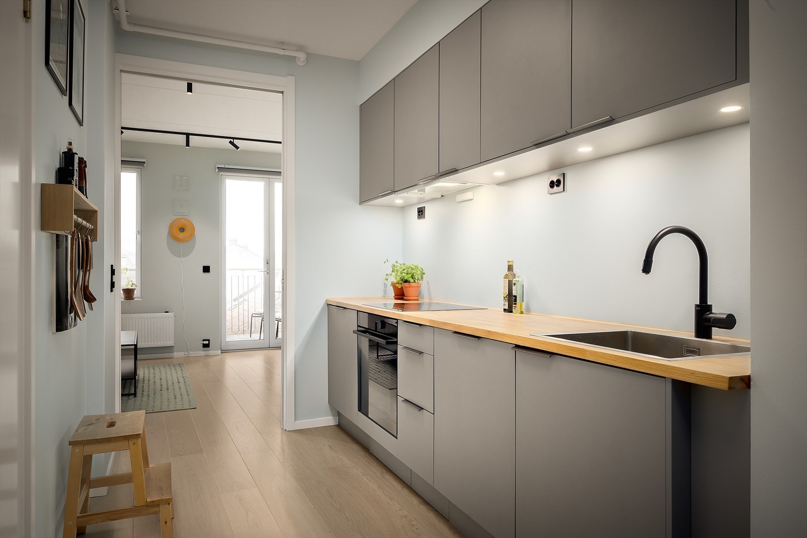 Benkeplaten er i eik og gir kjøkkenet et varmt og moderne uttrykk Galleribilde