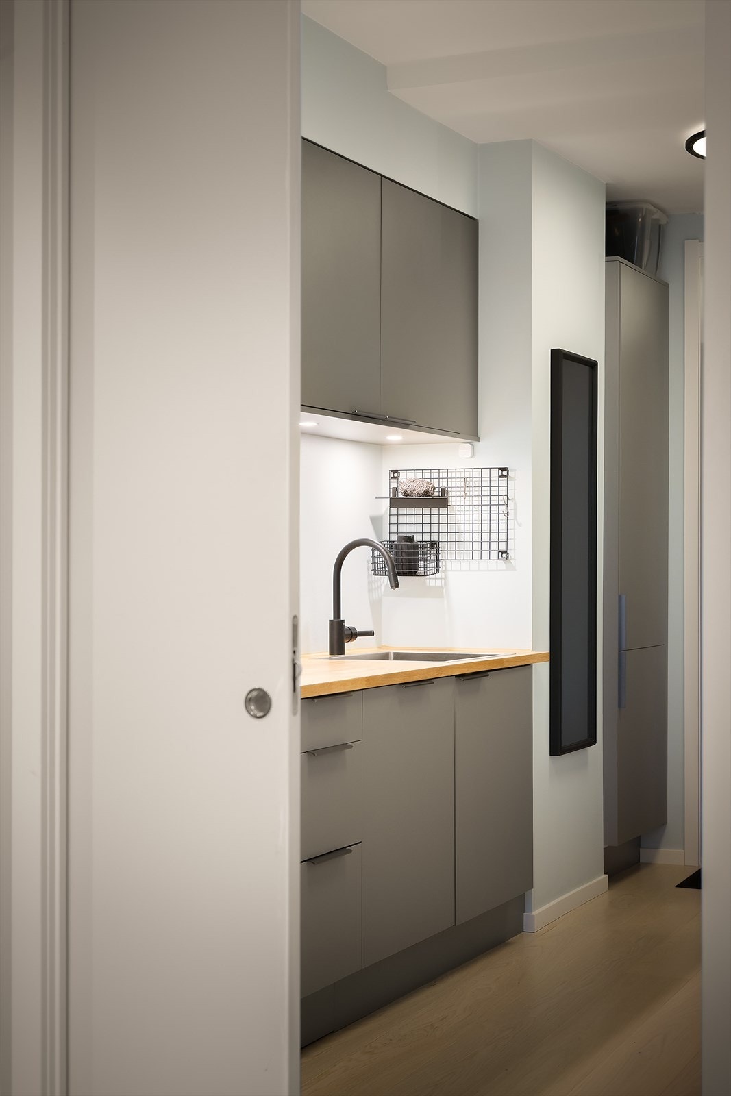 Kjøkkenet har også vannstoppsystem, komfyrvakt og avtrekk via mekanisk anlegg i leiligheten Galleribilde