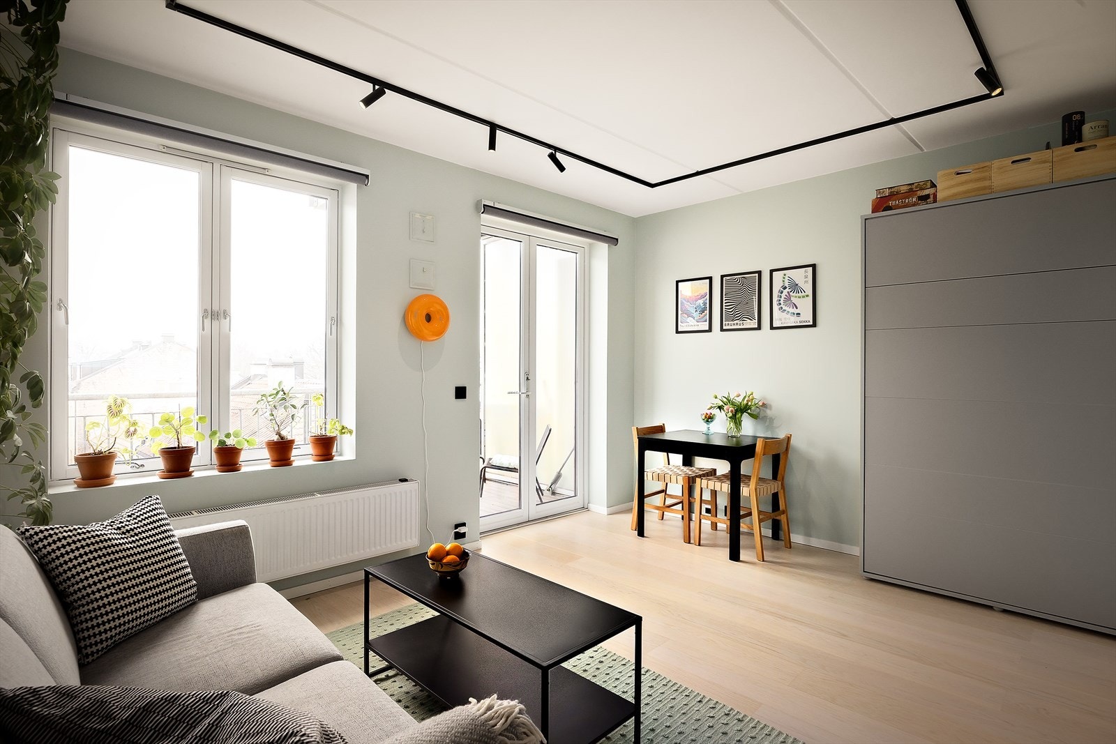 Stue har en åpen utforming med god plass til flere møbleringssoner Galleribilde