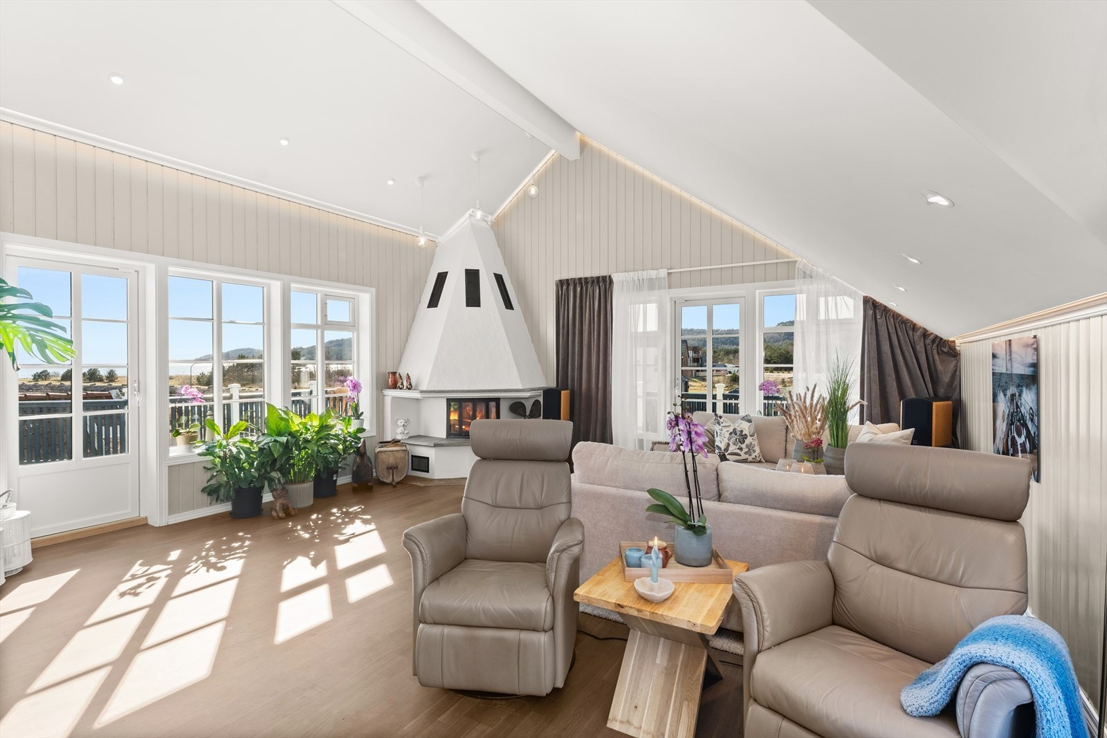 Loftstue med utsikt. Galleribilde