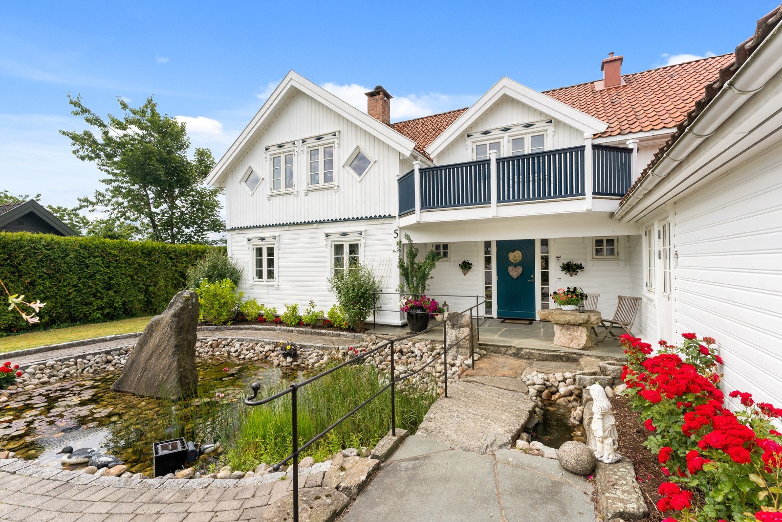 Ved hovedinngangen. Galleribilde