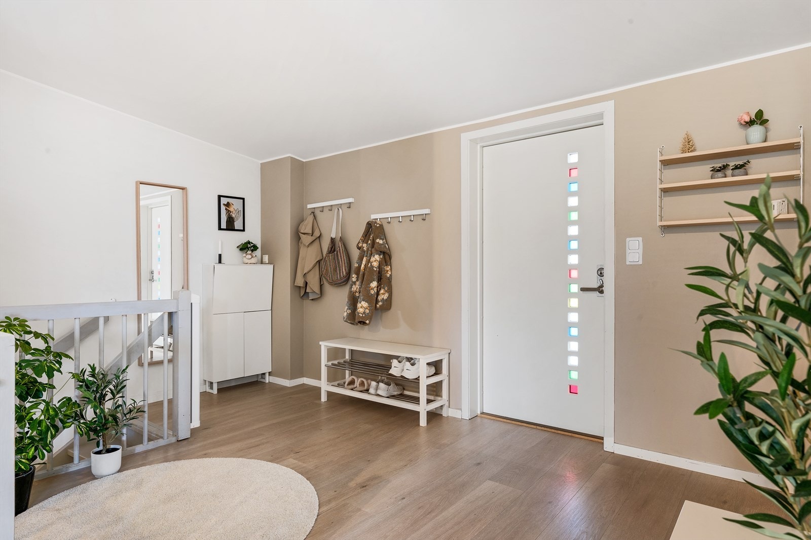 - Her har du god plass til å henge fra deg ytterjakker og sette fra deg sko - Galleribilde