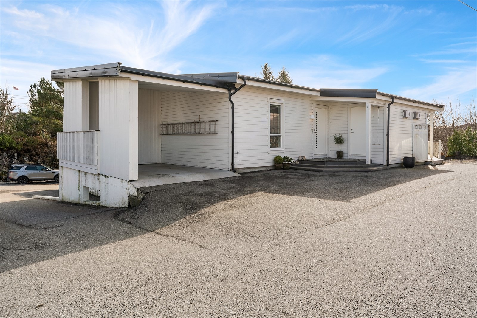 - Parkering i privat carport med elbil-lader - Galleribilde