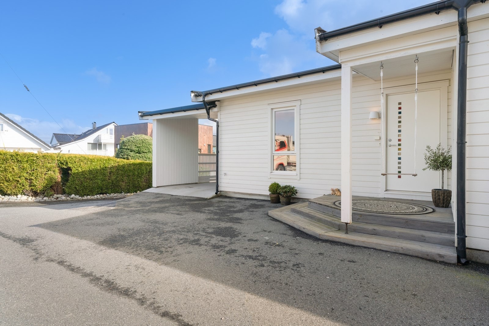 - Pent opparbeidet inngangsparti som gir et innbydende førsteinntrykk av boligen. Merk dør inn til sportsbod på 5m² - Galleribilde