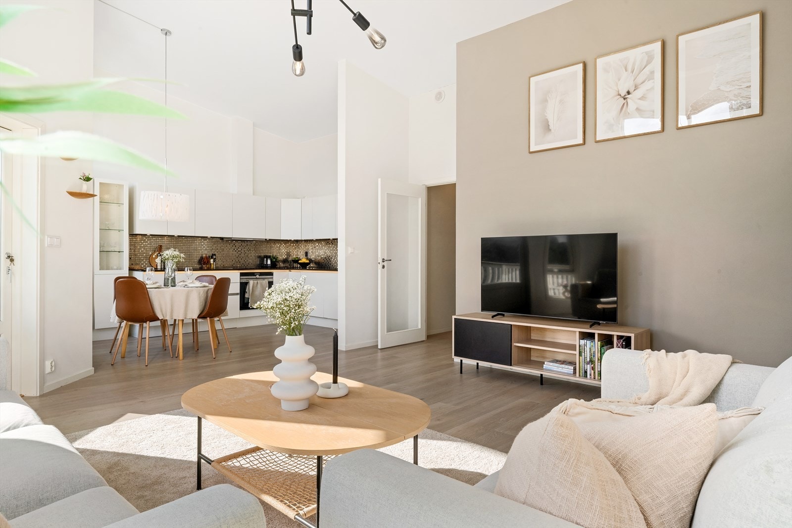 - Boligen har balansert ventilasjon og varmepumpe i stue, noe som sørger for bedre luftkvalitet, innemiljø og energieffektivitet - Galleribilde