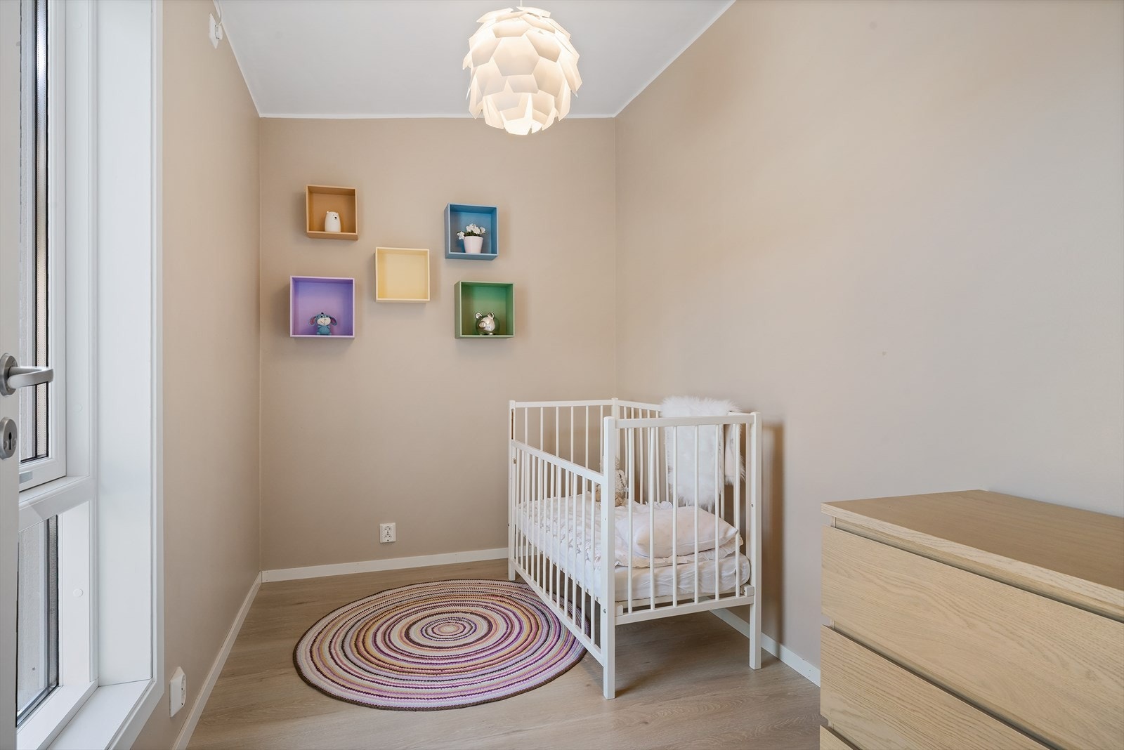 - Trivelig barnerom som måler 6,5 m² - Galleribilde