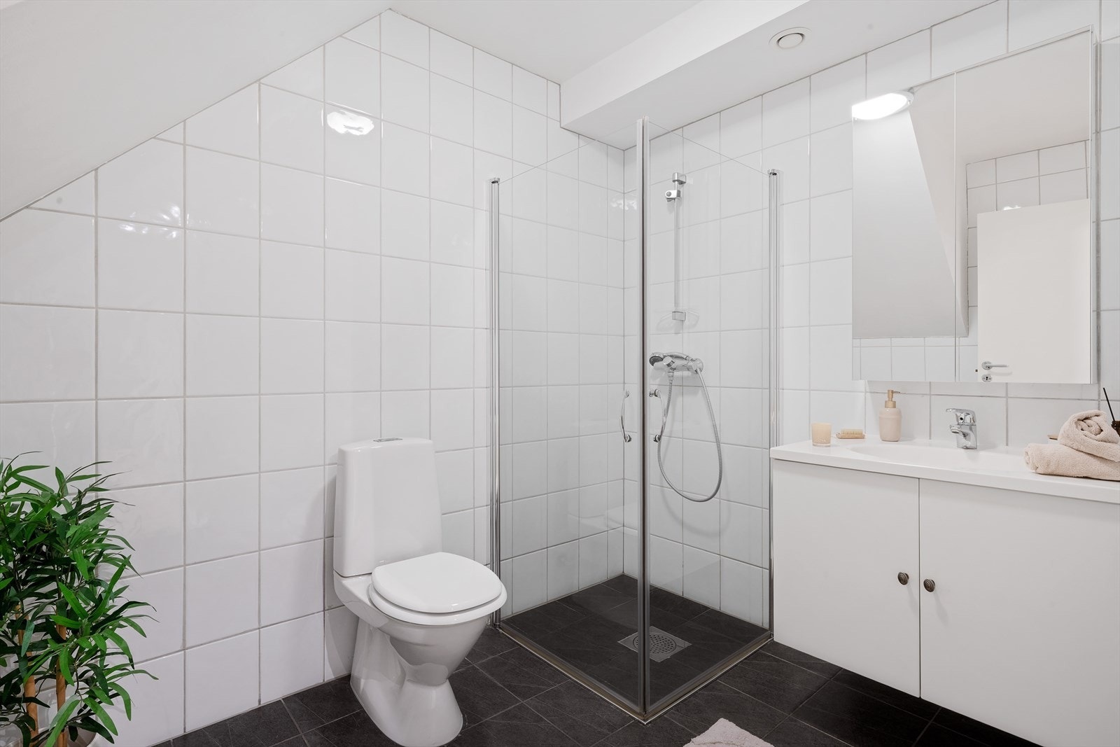 - Helfliset baderom med behagelig varme i gulv - Galleribilde