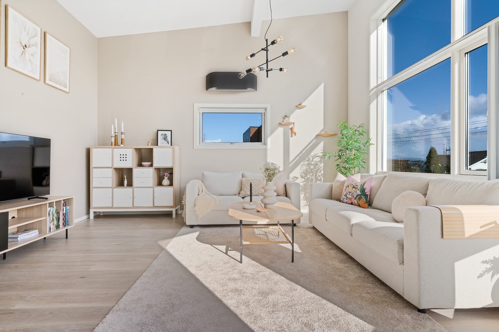 - Dette er et godt samlingsrom for familien til avslappende kvelder og andre sammenkomster - Galleribilde