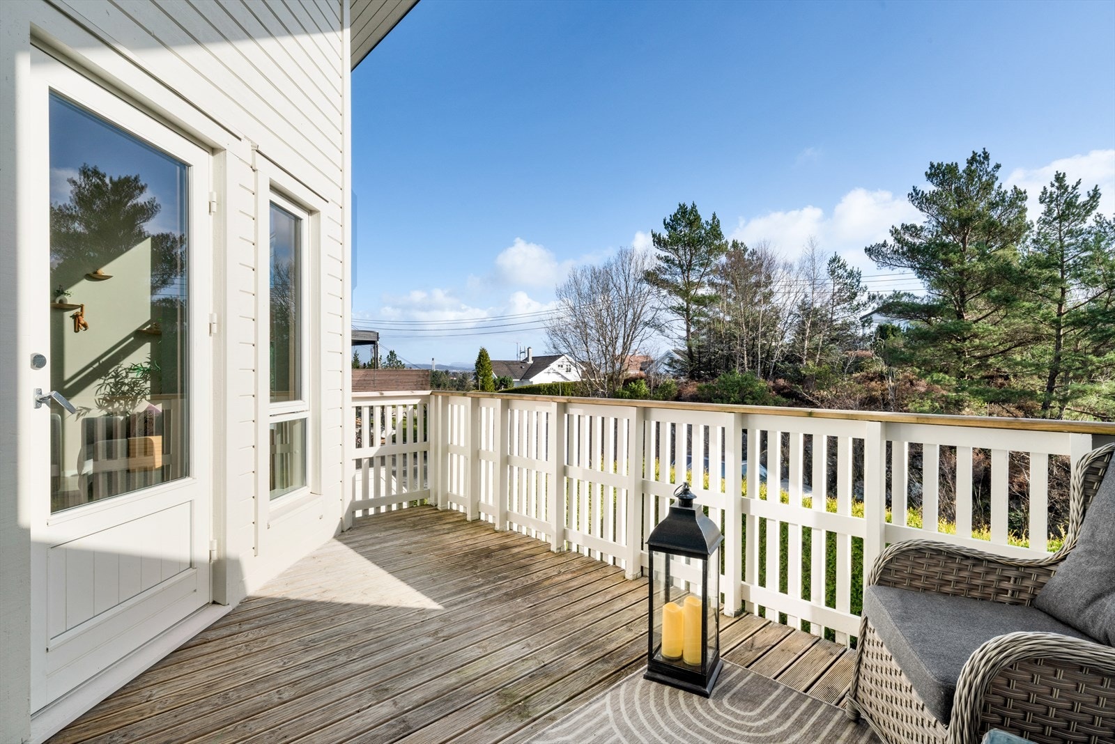 - Boligen har en overbygget altan på 10,6m², selger opplyser morgensol til ca. kl 13, ettermiddagssol ved inngangsparti til ca. kl 21 - Galleribilde