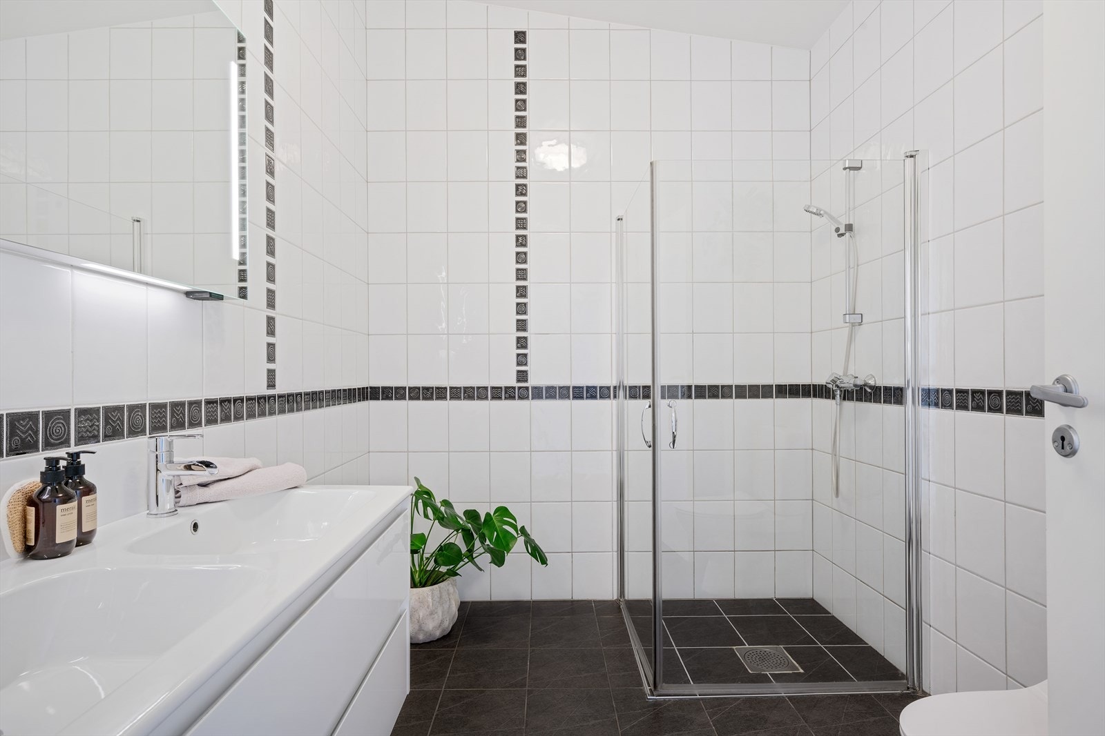 - Nytt baderomsmøblement ble satt inn i 2016 - Galleribilde