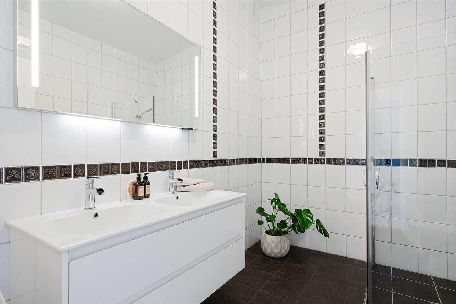 - Helfliset baderom med varme i gulv - Galleribilde