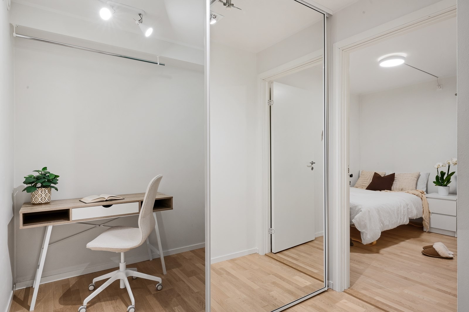 - Stor skyvedørsgaderobe med speilfronter i underetasjen. Praktisk kontor løsning - Galleribilde