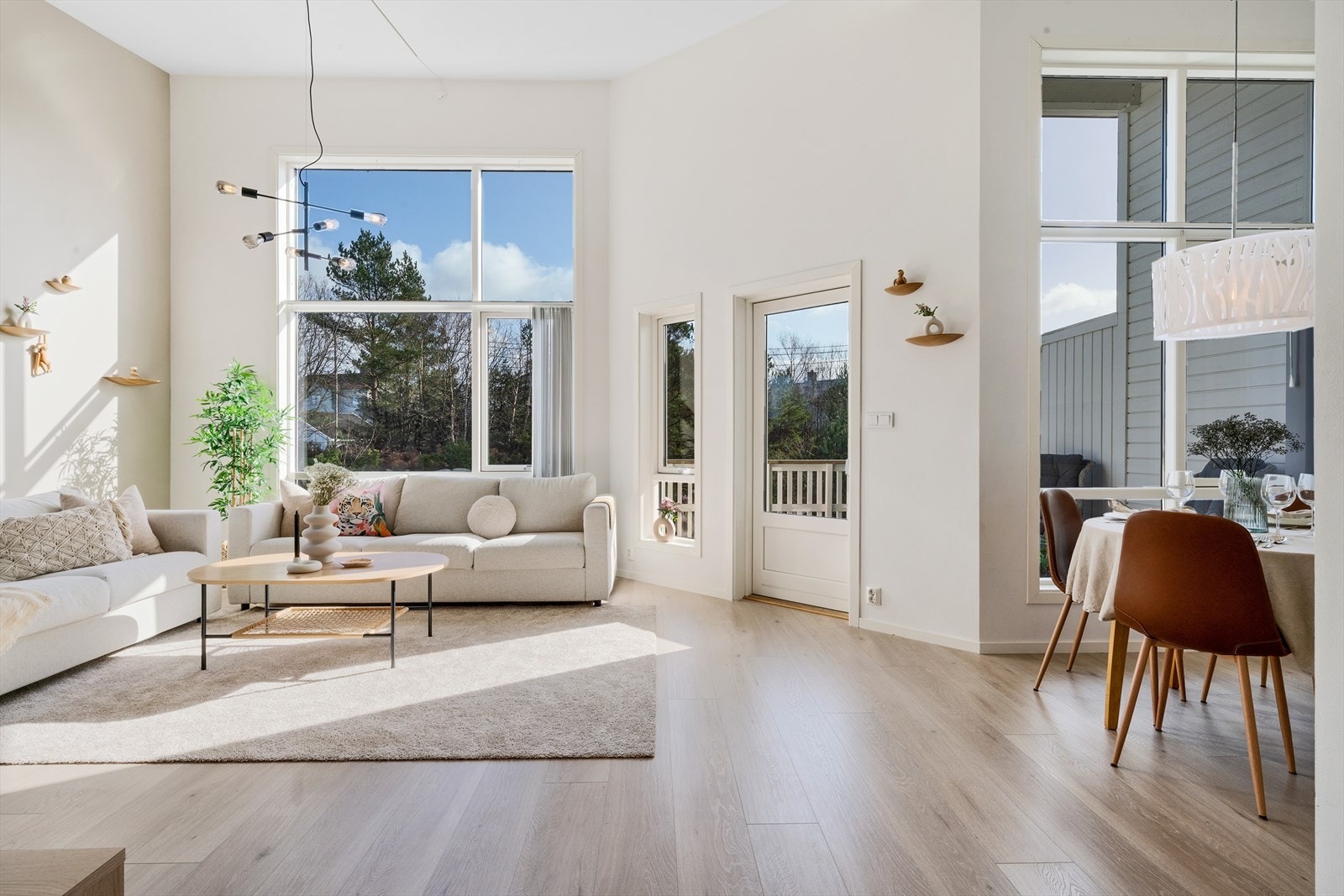 - Boligen har et romslig kjøkken/stue løsning på 33m² - Galleribilde